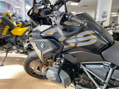 The r 1250 gs standard comes with disc front brakes and disc rear brakes along with abs. Vespacito | BMW R1250GS EXCLUSIVE