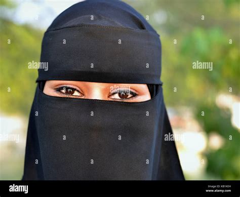 Flitterwochen Junge Sudanesische Frau Gekleidet In Schwarz Schwarze Niqab Und Burka Mit Nur
