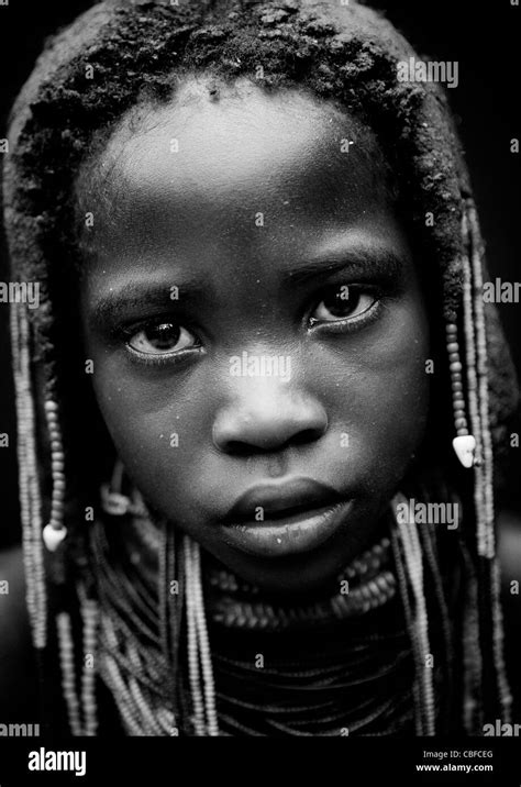 Mwila Chica Con Estilo Tradicional Angola Fotografía De Stock Alamy