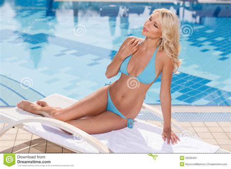 Ein Sonnenbad Nehmende Schönheit Attraktive Junge Frauen Im Bikini Der Mit Aufwirft Stockbild