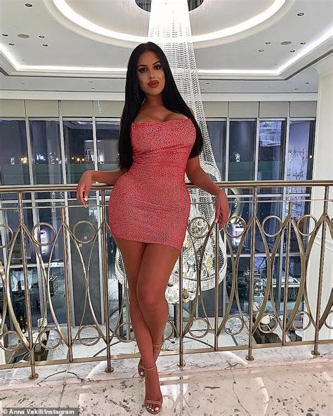 Love Island Anna Vakili Claims She Is Representing The Curvy Girls In The Villa Daily Mail
