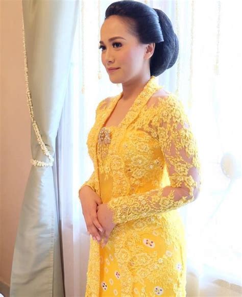 Gamis batik kombinasi idealnya akan menampilkan lebih dari satu warna dalam satu busana. Kebaya Wisuda Warna Kuning Emas - E Kebaya