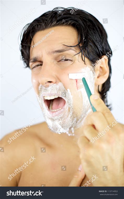 Man Bleeding While Shaving Face Blade 스톡 사진 113714953 Shutterstock