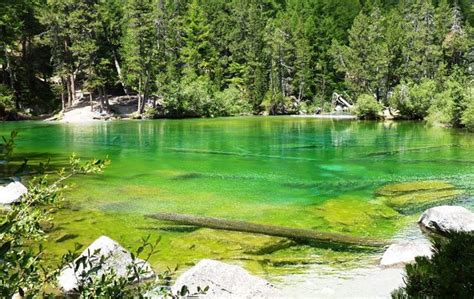 Il Lago Verde Un Incantevole Specchio Dacqua Color Smeraldo Vicino Torino