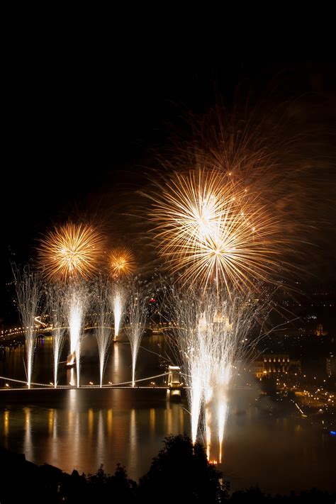 A tűzijáték is nagyobb lesz a szokásosnál: képes-lap: Tüzijáték, Budapest - 2012. augusztus 20.