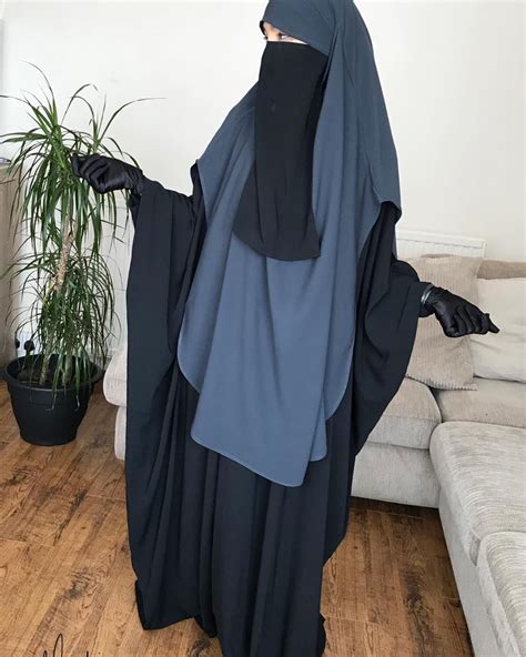 Limage contient peut être une personne ou plus et personnes debout Niqab Jilbab online Jilbab