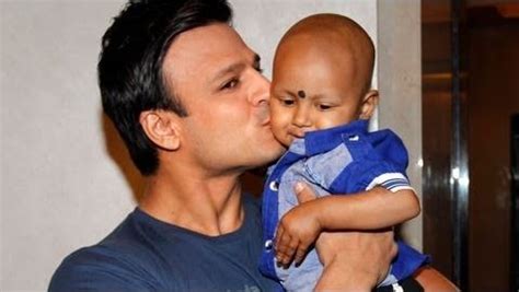 Vivekanandan, known by his stage name vivek, is an indian film actor, comedian, television personality, playback singer and activist working in the tamil film industry. Bollywood's Most Adorable Dads!