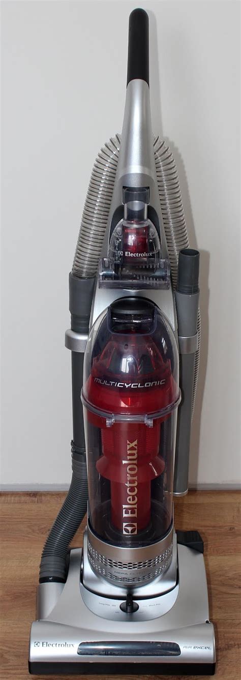 The electrolux dust bagless vacuum cleaner provides a comfortable use thanks to its compact design. Photograph SLR: Review: Electrolux Z5401A Air Excel Stair ...