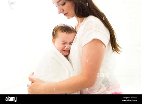 Madre Abrazando Y Consolando A Hijo 4 5 Fotografía De Stock Alamy
