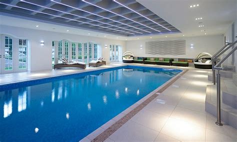 Im hallenbad finden die gäste neben einem schwimmerbecken ein erlebnisbecken mit rutsche, strömungskanal und wasserfall. Schwimmbecken zu Hause - 50 Design Ideen für den eigenen ...