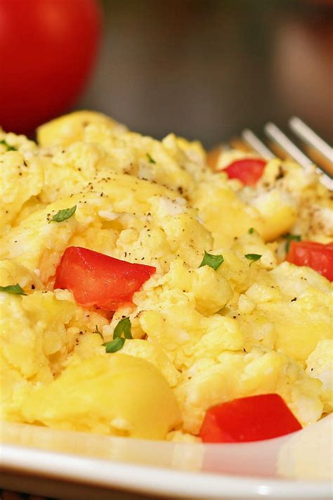 Cheesy Scrambled Eggs With Tomatoes Weight Watchers Kitchme