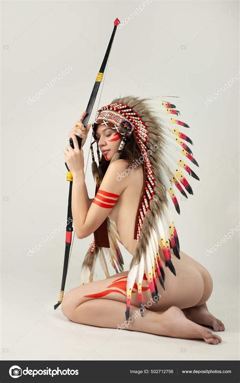Mujer desnuda en traje nativo americano con plumas fotografía de stock artrotozwork