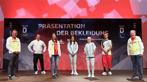 Die sportschau ist eine regelmäßige sportsendung der ard, die vom wdr in köln produziert und im fernsehsender das erste seit 4. Mit Kuntz: Olympia-Outfits vorgestellt :: DFB - Deutscher ...