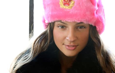 Обои лицо розовая шапка шатенка кокарда Maria Ryabushkina Мария