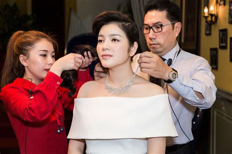 Mỗi khi lý nhã kỳ bận công việc như tham gia đóng phim, hoạt động từ thiện, hay kinh doanh trang sức kim cương và đồ gỗ nội thất, thì ông lê trương hiền hòa sẽ điều hành thay cho cô kiều nữ này. Lý Nhã Kỳ đẹp yêu kiều tại Triển lãm kim cương