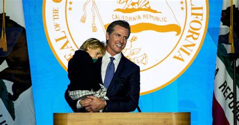 Le Gouverneur De La Californie Interrompu Sur Scène Par Son Fils Famille 7sur7be
