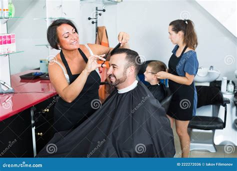 Fryzjer I Klient W Salonie Piękności Zdjęcie Stock Obraz złożonej z kaukaski hairball