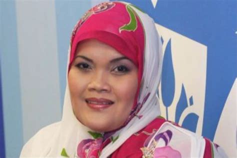 Wan aishah binti wan ariffin atau lebih dikenali sebagai aishah, penyanyi yang membuat. Wan Aishah Wan Ariffin / My Little World Wan Aishah Binti ...