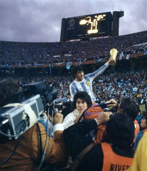 Argentina Captain Daniel Passarella With The World Cup In 1978 World Cup World Cup Final World