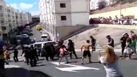 Una batalla campal entre la Policía y vecinos de Canarias se salda con