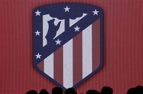 Evolución del escudo del atlético de madrid entre 1917 y 1935, con algunas variaciones en el tamaño y las rayas rojiblancas. LaLiga Santander: El creador del nuevo escudo del Atleti ...