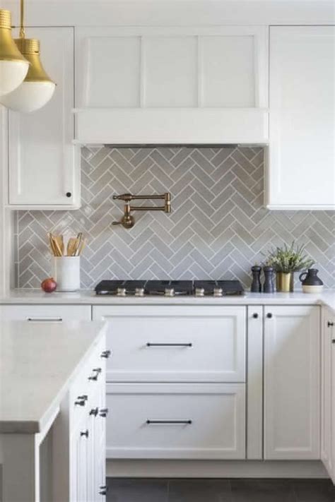 backsplash for grey and white kitchen White kitchen with grey backsplash