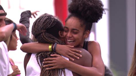 Na tarde de hoje do bbb 20, na sala do confinamento, tiago leifert informou aos brothers que a prova do anjo seria refeita por conta de. Resumo BBB: Gabriela vence Anjo, Carolina é 'castigada' e ...