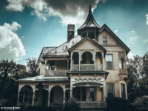 Beautifully creepy house in Lebanon, TN. | Lake house, Modern lake