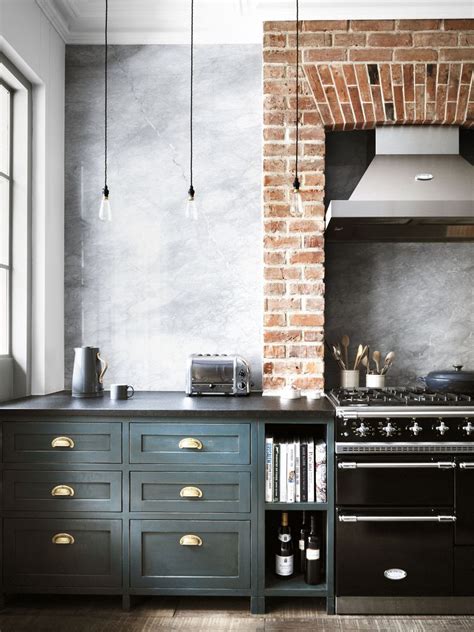 。 son design contemporain fait de cette table un supplément chic à votre cuisine ou à votre salle à manger. Une cuisine avec îlot au charme de l'ancien | Repeindre ...