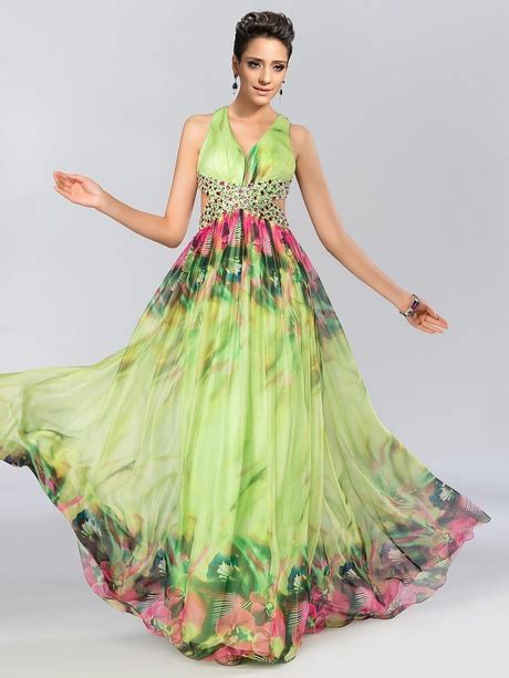 Zwischen baiserböden nehmen abwechselnd eine schokocreme und eine erdnussbuttercreme sowie karamellisierte erdnüsse platz. Abendkleid bunt