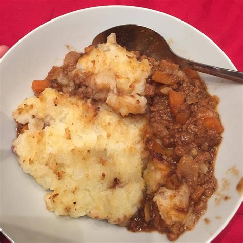 Vegetarian shepherd's pie with mushrooms, carrots, peas, gravy and baked under creamy mashed potatoes. IThinkILeftMyCoatOutside — Made shepherds pie for the first time tonight