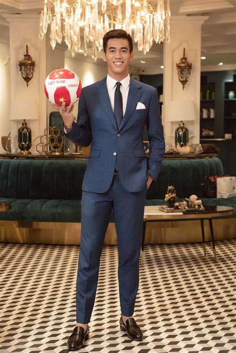 Đỗ kim phúc thử thách bóng đá với cầu thủ nguyễn tiến linh u23 việt nam thi sút xà ngang mùa tết 2020 cực hấp dẫn. Tiến Linh nối gót Bùi Tiến Dũng thử sức làm người mẫu