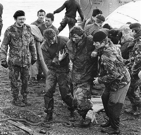 En mayo de 1982, un. Malvinas, el final: 29 fotos históricas de la rendición ...
