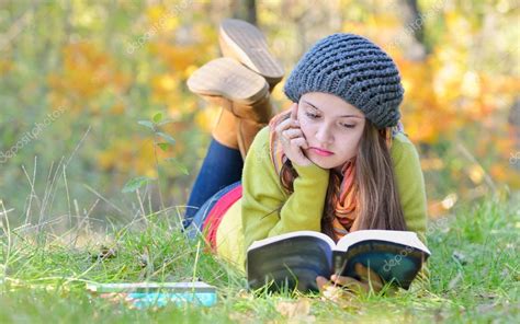Fondo de pantalla donde aparece una chica leyendo un libro sobre el techo de una casa. Hermosa chica leyendo un libro al aire libre — Foto de stock © jordache #34235855