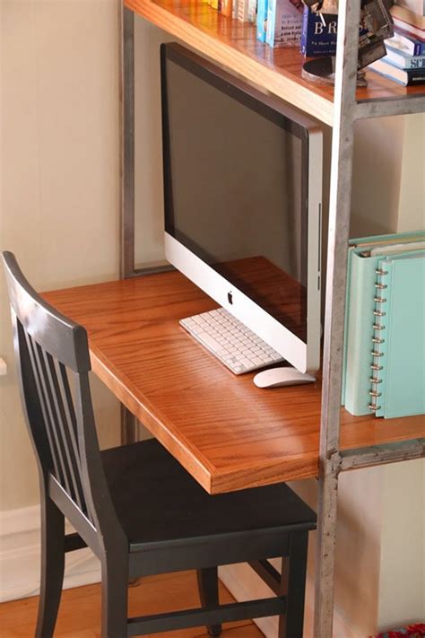 This is a diy computer desk for you who live in small rooms. Small Spaces DIY Desk