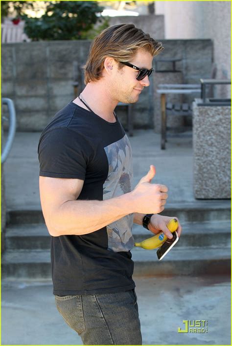 Chris Hemsworth Bulging Biceps Photo 2517772 Chris Hemsworth Photos Just Jared