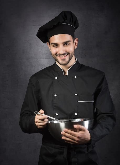 Retrato De Un Chef De Cocina Con Fondo Gris Uniforme Negro Foto Premium