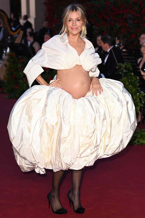 Revista Velvet Sienna Miller Revela Su Embarazo En Vogue World 2023
