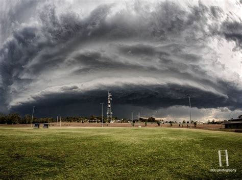 Supercell Thunderstorms Hit Queensland 37 000 Without Power The Watchers