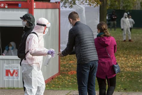 Poliaci Pod Vaj Pomocn Ruku Stovky Zdravotn Kov S Pripraven Pom C