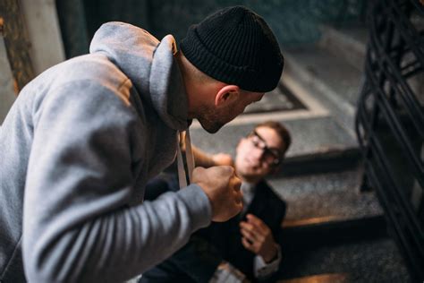 Двоє раніше судимих у Львові побили та обікрали знайомого: їх чекає 14