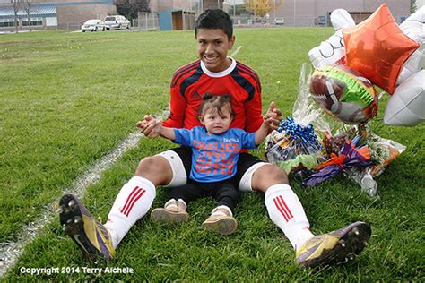 El volante fernando madrigal es el primer fichaje del américa para el torneo apertura 2021, anuncio el viernes el club mexicano. LEFT - Umatilla goalkeep Gerardo Mejia poses for photos ...