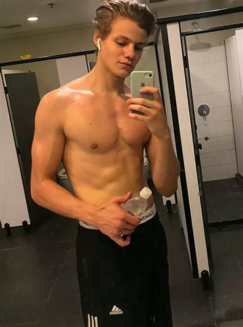 Shirtless Muscular Blond Jock Hunk Locker Room Athletic Guy Photo 4x6