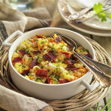 Poner a remojar el arroz en un tazón con agua hasta cubrir por completo durante 10 mezclar el arroz con los huevos revueltos, agregar a la sartén de las verduras y calentar. Revuelto de verduras con arroz vaporizado y beicon - Lecturas