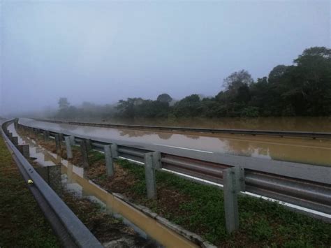 Four students (sheera ayob, shahir zawawi, along eyzendy, kilafairy) are heading back to their college in kuantan after a night out in kuala lumpur, when they encounter massive traffic jam on the karak highway. East Coast Highway (LPT1) still flooded - Karak-Temerloh ...