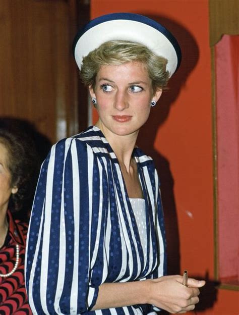 敢出價就能穿得像英國皇室成員！3件黛安娜王妃的經典服飾於拍賣會售出近30萬美金