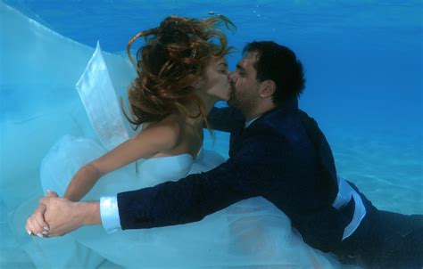 Underwater photos, underwater photography, art photography, fashion photography, underwater drawing, underwater house, boujee aesthetic, aesthetic pictures, rauch fotografie. Planning Your Underwater Wedding - DeeperBlue.com