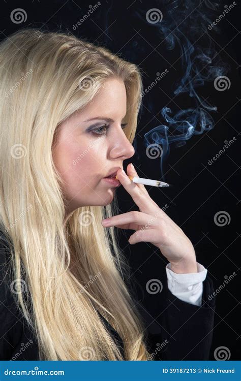Женщина с сигаретой и дымом Стоковое Изображение изображение насчитывающей роскошь рот 39187213