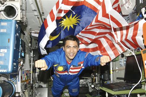 Lahir 27 julai 1972) merupakan doktor bedah ortopedik malaysia dan angkasawan malaysia yang pertama ke angkasa lepas setelah diumumkan oleh dato' seri abdullah. SHARE Macam Mana Orang Islam Tunaikan Solat Di Angkasa?