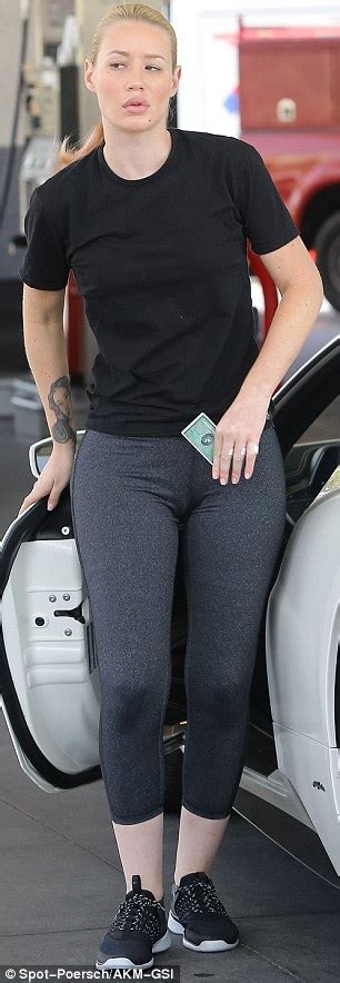 Iggy Azalea Shows Off Her Shapely Derriere In Skintight Yoga Pants Daily Mail Online